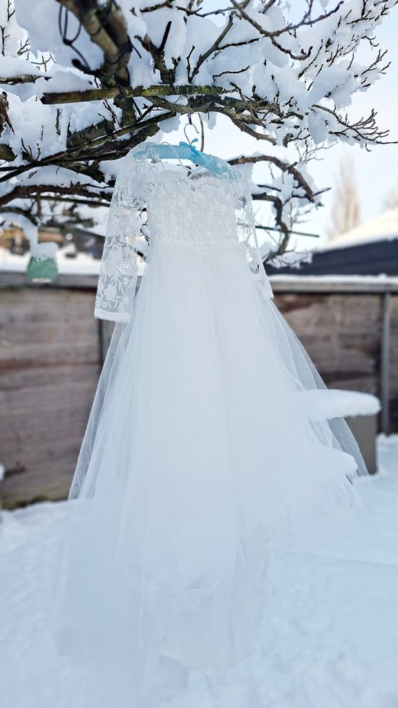 Tijdens de "trouwjurken passen voor de lol" middag komt de droom uit!