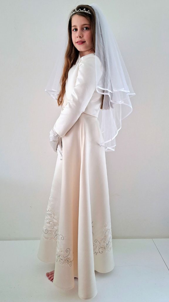 Kinderfeestje compleet met tiara's, haarstukjes, handschoenen en sluiers