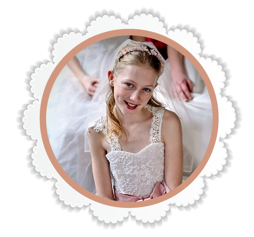 Inclusief trouwjurken passen voor de lol, een fotoshoot, maskertje, gebruik van make-up, bruidsjurk ontwerpen, onbeperkt limonade en een lekkere cupcake.