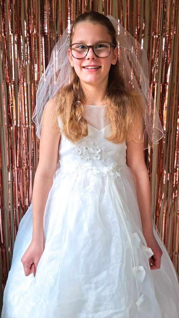 Tijdens de "trouwjurken passen voor de lol" middag komt de droom uit!