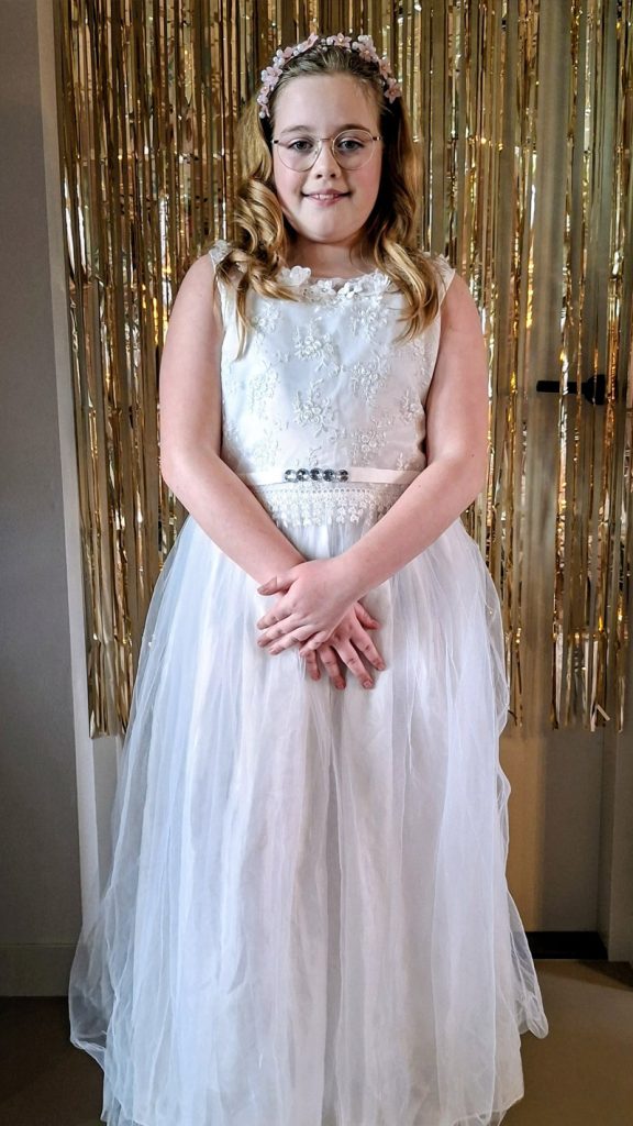 Stap in een magische wereld van bruidsjurken passen voor meisjes