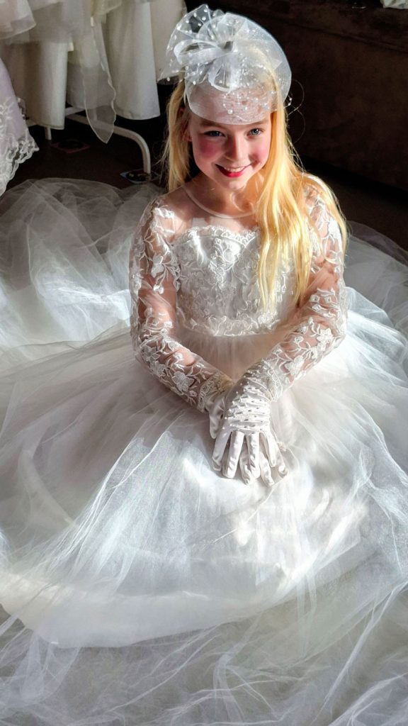 Tijdens de "trouwjurken passen voor de lol" middag