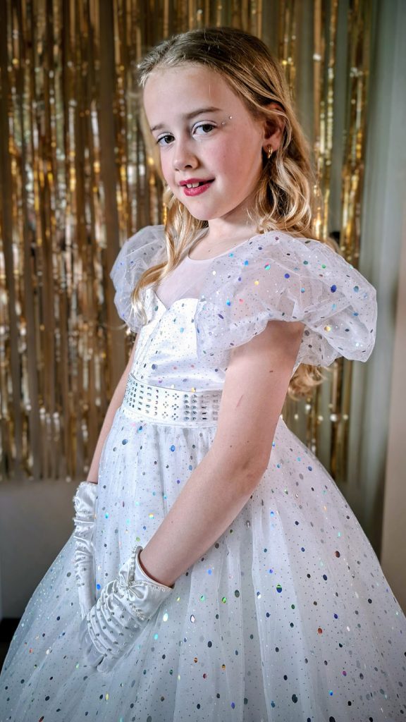 kinderfeestje met bruidjurken passen